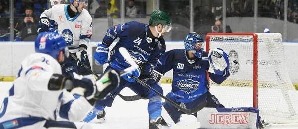 Kladenský Daniel Audette překonává Aleše Stezku v posledním utkání s Kometou