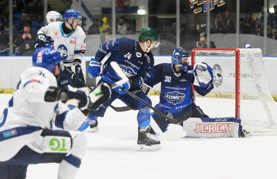 Kladenský Daniel Audette překonává Aleše Stezku v&nbsp;posledním utkání s&nbsp;Kometou