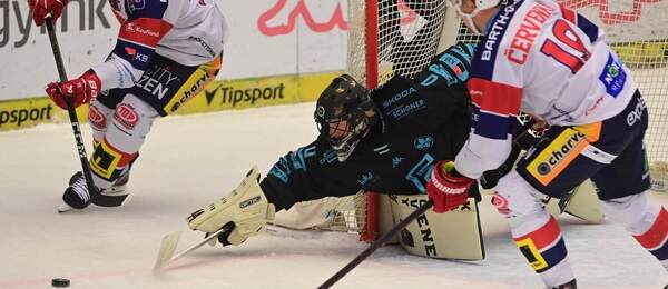 Nejproduktivnější hráč extraligy Roman Červenka před Dominikem Frodlem v utkání v Karlových Varech