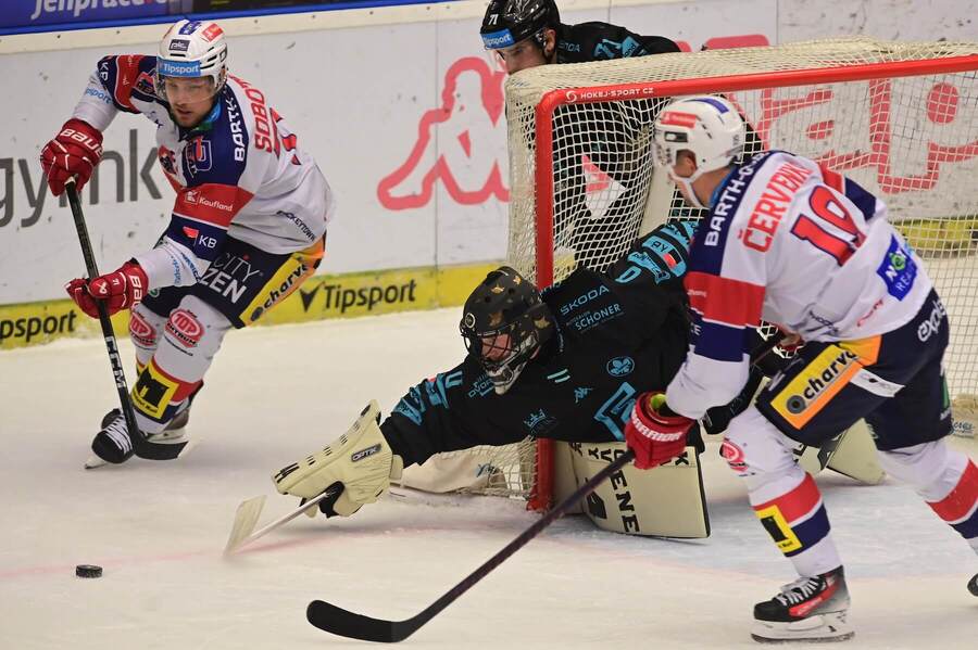 Nejproduktivnější hráč extraligy Roman Červenka před Dominikem Frodlem v&nbsp;utkání v&nbsp;Karlových Varech