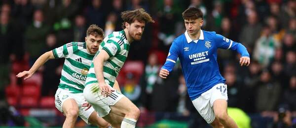 Hráči Celticu James Forrest a Anthony Ralston a Mikey Moore z Rangers v listopadovém pohárovém utkání