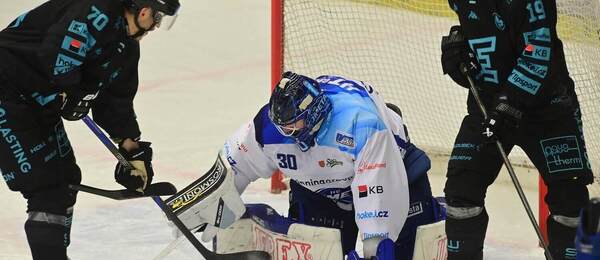 Karlovarští Adam Lukošik, Filip Koffer před brněnským brankářm Alešem Stezkou