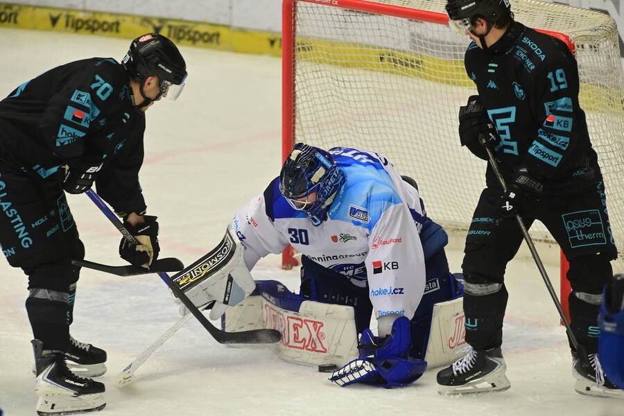 Karlovarští Adam Lukošik, Filip Koffer před brněnským brankářm Alešem Stezkou