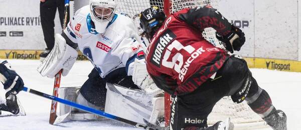 Sparťan Roman Horák před kladenskou brankou