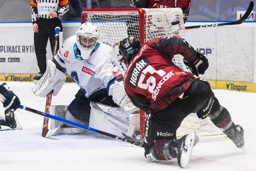 Sparťan Roman Horák před kladenskou brankou