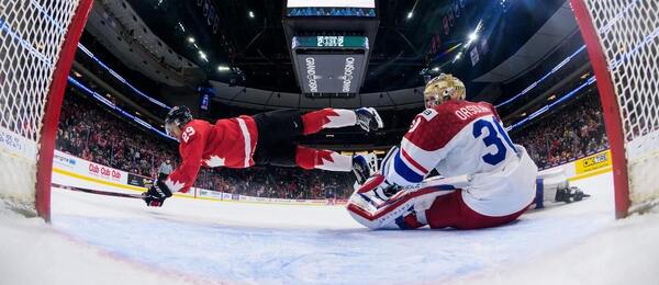 Faul Michala Orsulaka v semifinále MS U20 proti Kanadě