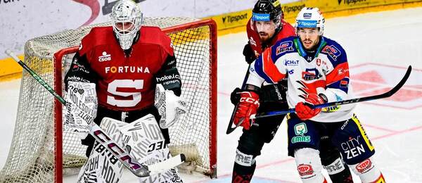 Josef Kořenář a David Němeček ze Sparty a pardubický Carsen Twarynski v říjnovém zápase