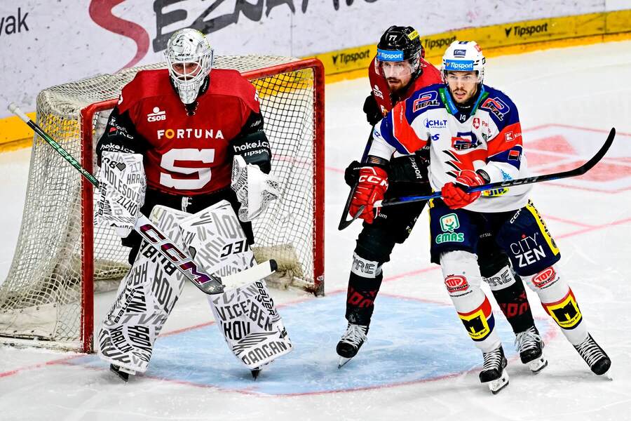 Josef Kořenář a&nbsp;David Němeček ze Sparty a&nbsp;pardubický Carsen Twarynski v&nbsp;říjnovém zápase