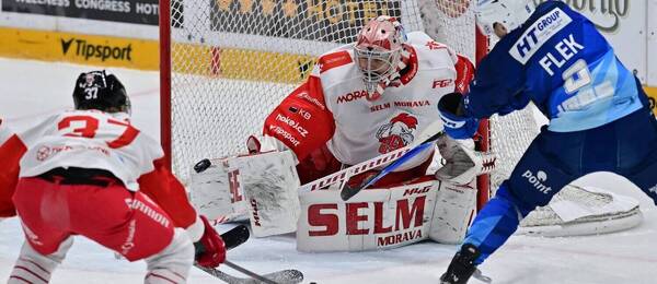 Brněnský Jakub Flek před olomouckým brankářem Matějem Machovským